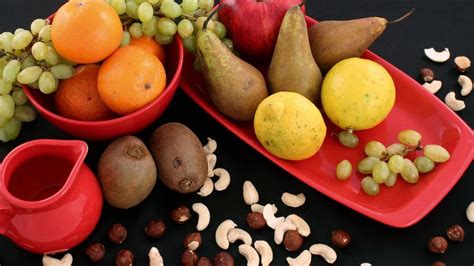 Imagen variada de frutas, verduras, frutos secos y lácteos saludables.