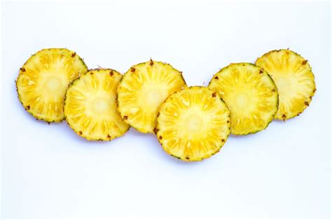Foto: Rodajas de piña fresca y jugo de piña