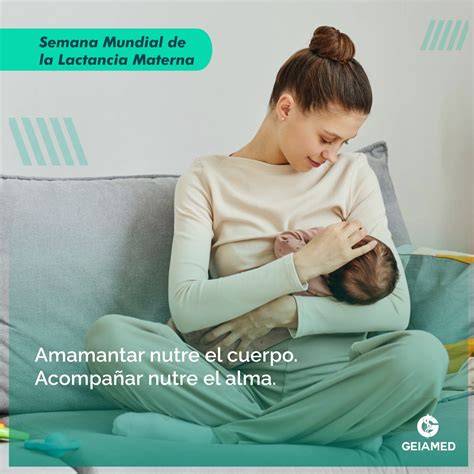 Bebé lactando en la noche con su madre