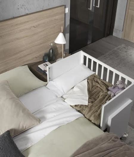 Cuna de colecho junto a la cama de los padres