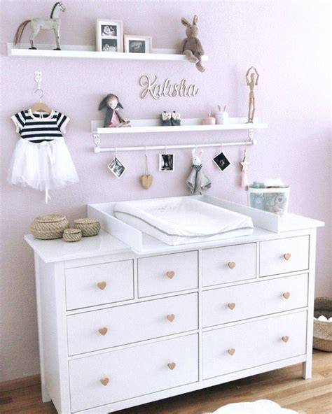 Cómoda HEMNES de IKEA personalizada con temática marinera y siluetas de madera para habitación de bebé