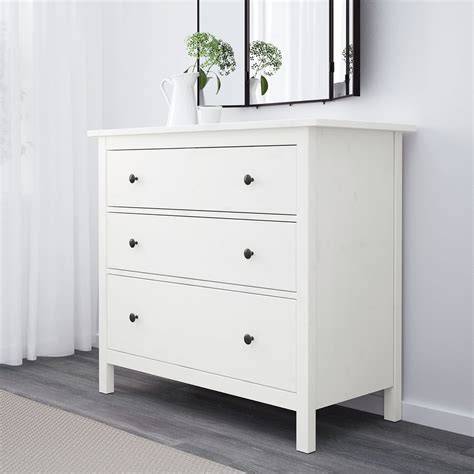 Cómoda HEMNES de IKEA con tiradores personalizados y color blanco roto