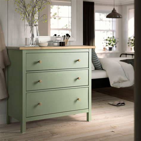 Cómoda HEMNES de IKEA pintada en verde oliva con tiradores de piel
