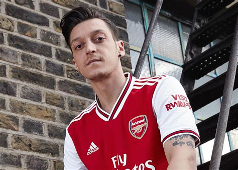 Mesut Özil con la camiseta del Arsenal