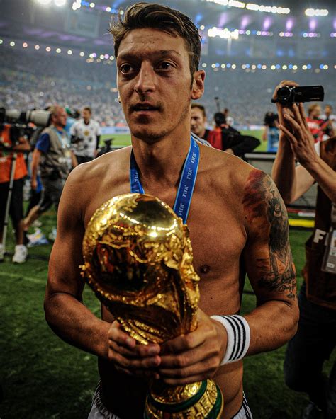 Mesut Özil levantando la Copa del Mundo 2014 con Alemania