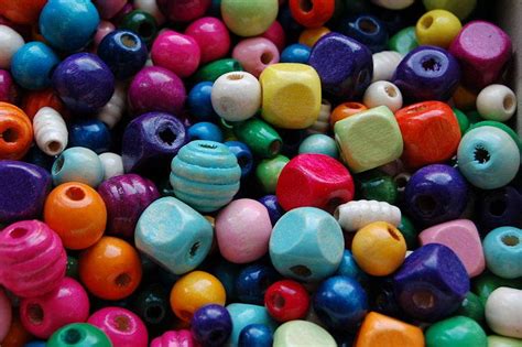Variedad de abalorios chupeteros en diferentes formas y colores
