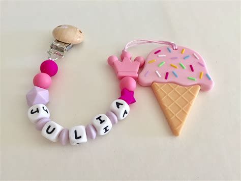 Muestra de joyas y accesorios de bebé creados con abalorios chupeteros