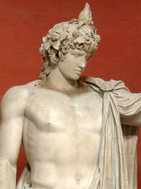 Escultura clásica de Dioniso con su tirso y corona de hiedra
