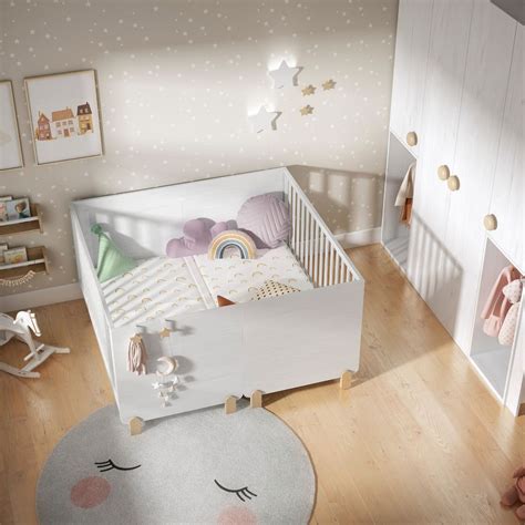 Cunas gemelas en una habitación infantil, con un divisor sutil