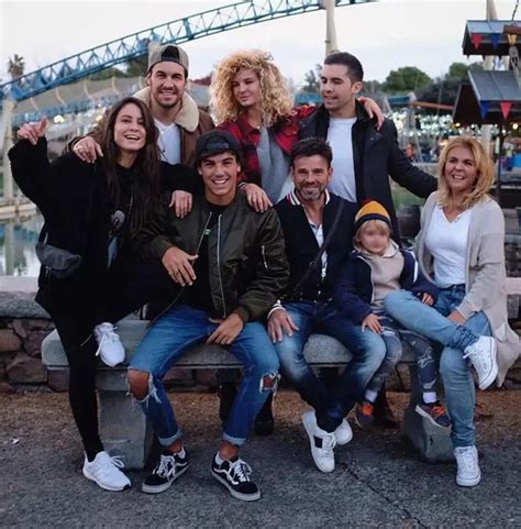 Foto familiar de Mario Casas con sus padres y hermanos