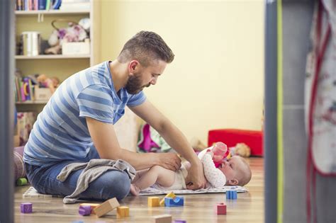 Padres apoyándose mutuamente mientras cuidan a un bebé