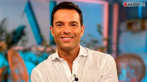 Antonio Rossi como periodista en un plató de televisión