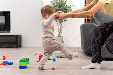 Foto de un bebé o niño pequeño explorando el entorno, dando sus primeros pasos o jugando en el suelo con calzado apropiado.