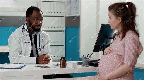 Esquema de un médico conversando con una mujer embarazada