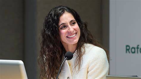 Mery Perelló como directora de la Fundación Rafa Nadal, mostrando un look que intentaba disimular el embarazo