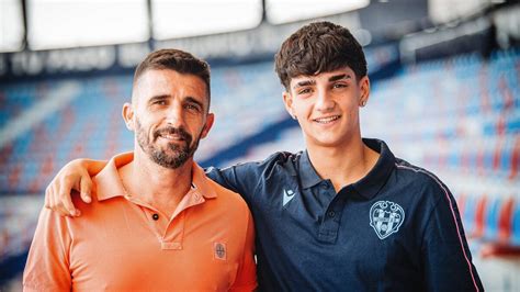 Víctor Fernández padre e hijo el día de la firma del chico por el Levante UD