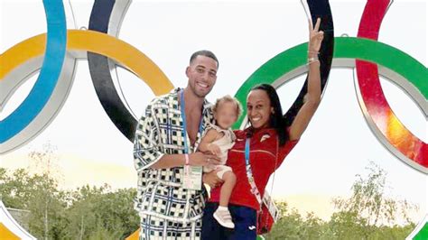 Foto de Ana Peleteiro, Benjamin Compaoré y su hija Lúa juntos, en un momento familiar.