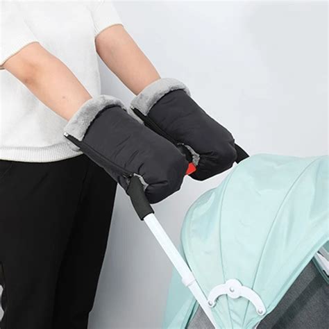 Guantes para manillar de cochecito de bebé protegiendo las manos del frío