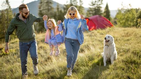 Familia disfrutando de actividades al aire libre en un camping de interior