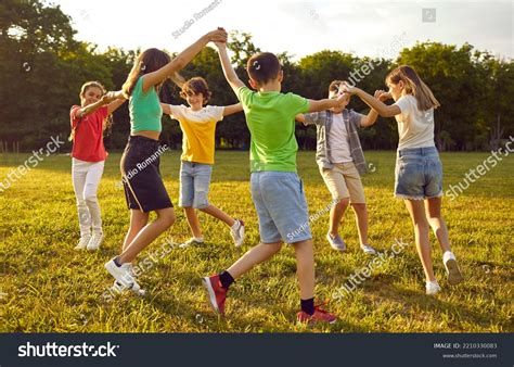 Niños jugando en un miniclub de camping con animadores