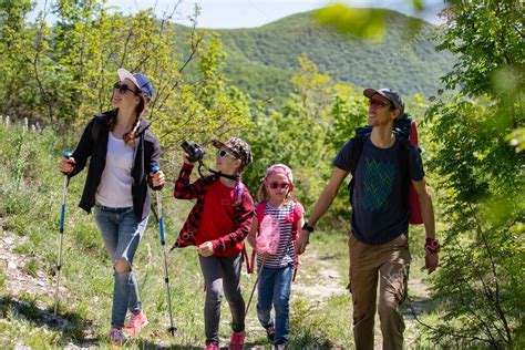 Familia realizando una ruta de senderismo en los Pirineos de Aragón
