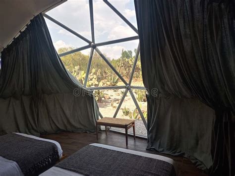 Interior de una tienda de glamping de lujo con camas cómodas