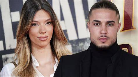 Foto de Alejandra Rubio y Carlo Costanzia anunciando el embarazo