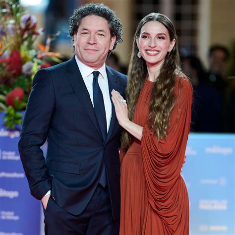 María Valverde y Gustavo Dudamel con su hijo Martín en un evento familiar