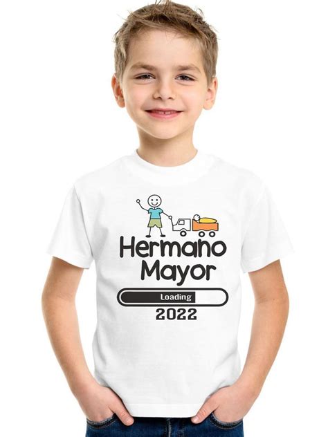 Niño mostrando con orgullo una camiseta personalizada de 