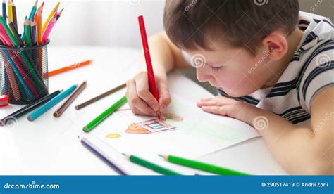 Niño o niña dibujando en una tablet o papel, con colores vibrantes