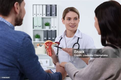 Pareja consultando con un especialista en fertilidad en una clínica