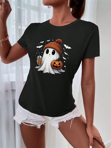Mujer embarazada con camiseta gráfica de Halloween