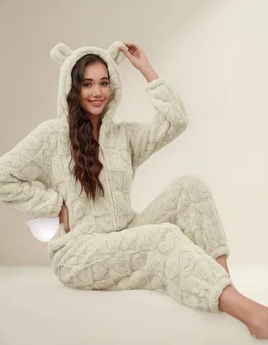 Mujer embarazada con pijama enterizo de Halloween