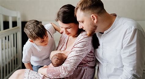 Fotografía de una familia diversa apoyando la lactancia materna de una madre trabajadora