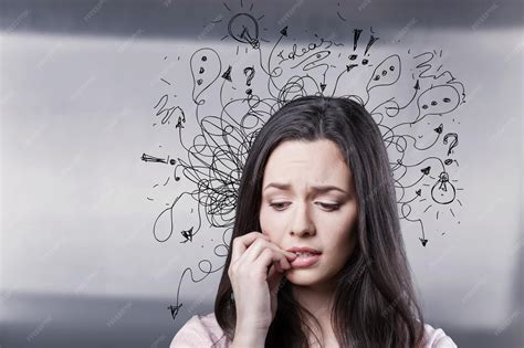 Foto de una mujer preocupada, reflejando el impacto emocional del SOP