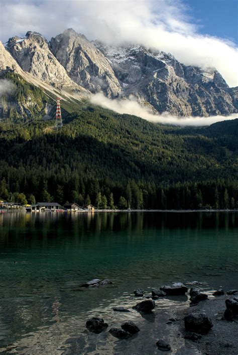 Paisaje alpino suizo con lago y montañas