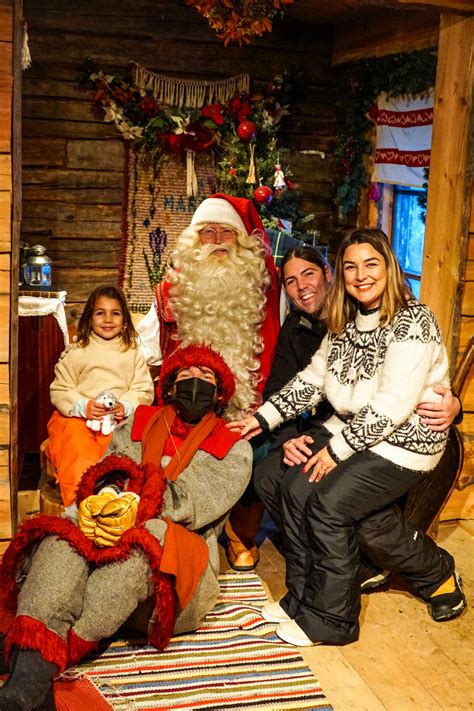 Niños visitando a Papá Noel en Laponia
