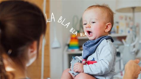 Bebé interactuando y aprendiendo con canciones en inglés