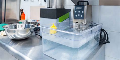 Esquema de equipo sous vide (circulador de inmersión y baño de agua)