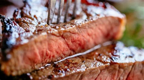 Foto macro de carne de cabrito muy tierna y jugosa