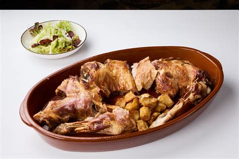 Cabrito lechal asado a baja temperatura con guarnición en plato