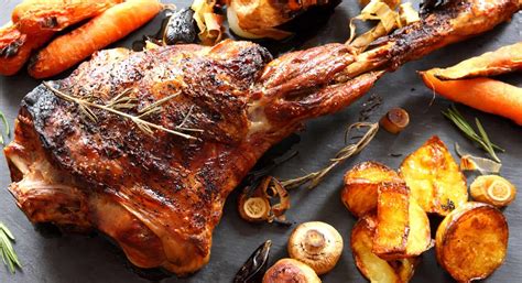 Cordero asado al horno con piel crujiente
