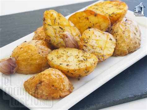 Patatas asadas doradas y crujientes con hierbas