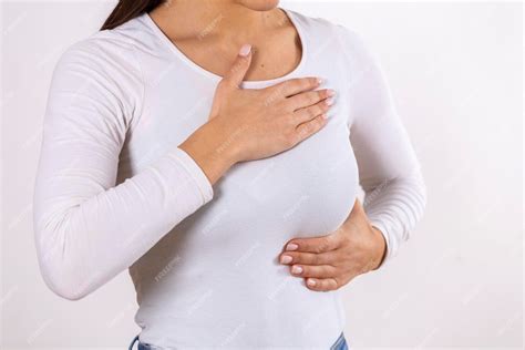 Foto: Mujer revisando su seno en busca de síntomas de mastitis