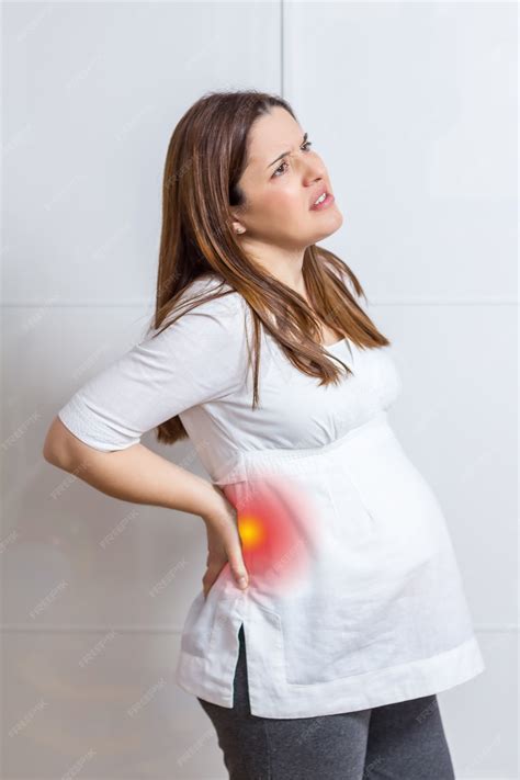 Ilustración de una mujer embarazada masajeando su espalda para aliviar el dolor lumbar