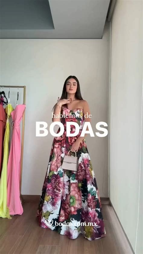 Diseñadora mostrando un vestido de invitada elegante