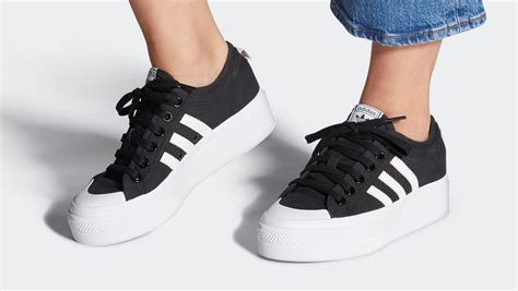 Foto de unas zapatillas deportivas de moda o una gorra con estilo