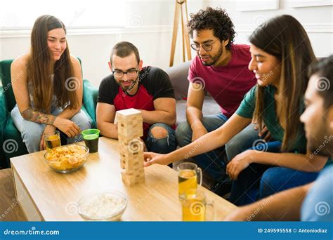 Imagen de un grupo de jóvenes riendo mientras juegan un juego de mesa