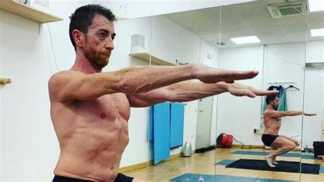 Pablo Motos practicando yoga o meditación