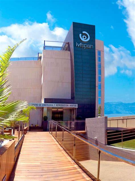 Fachada moderna y jardín de la clínica IVF-Life Alicante
